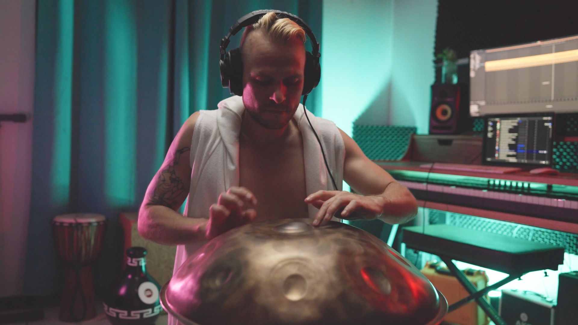 Playing a handpan
